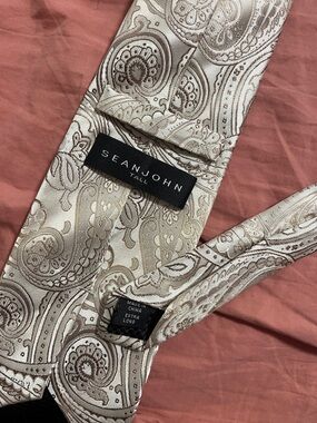 Sean John Cream and Taupe Paisley Silk Tie